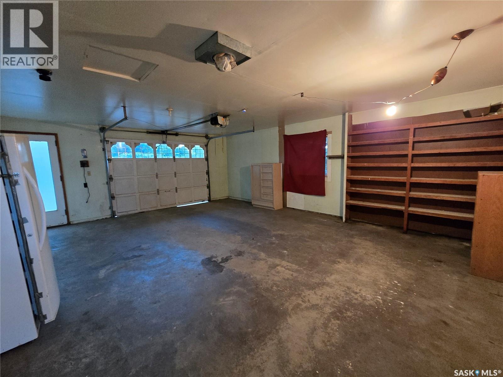 142 First Street W, Glenavon, SK - Indoor Photo Showing Garage