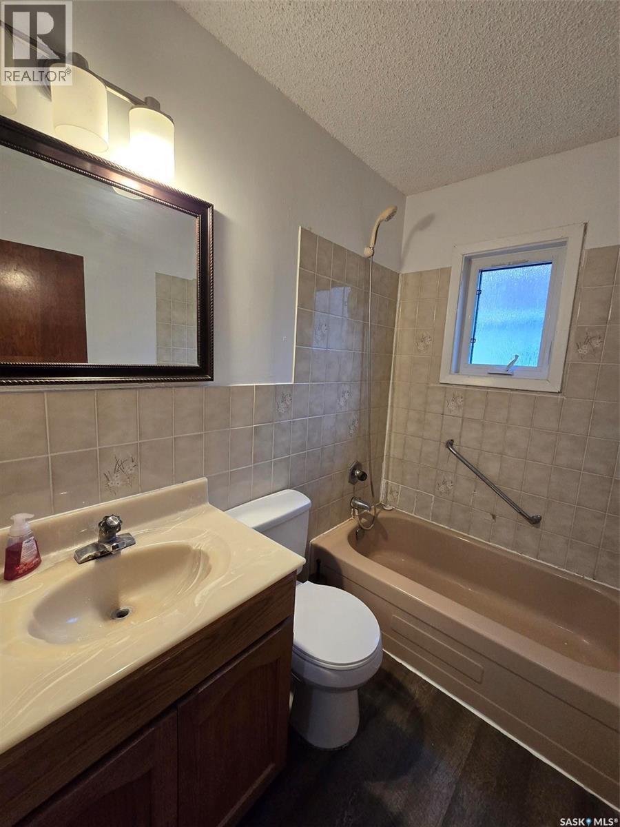 142 First Street W, Glenavon, SK - Indoor Photo Showing Bathroom