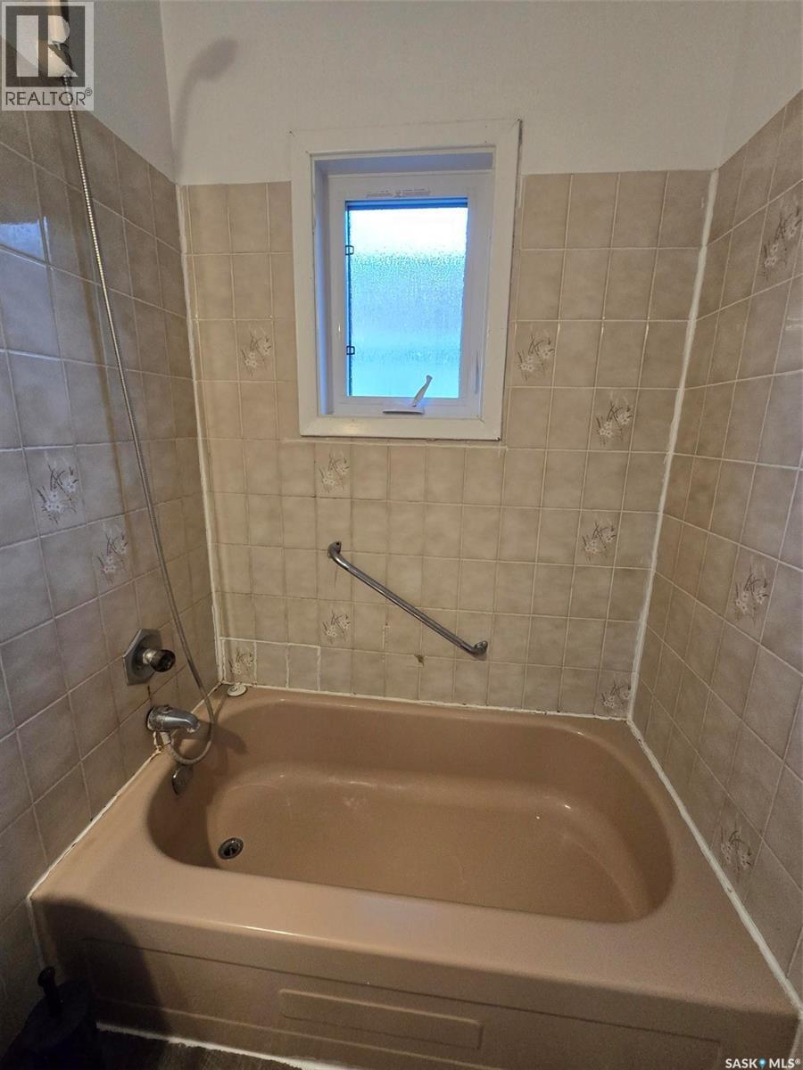 142 First Street W, Glenavon, SK - Indoor Photo Showing Bathroom