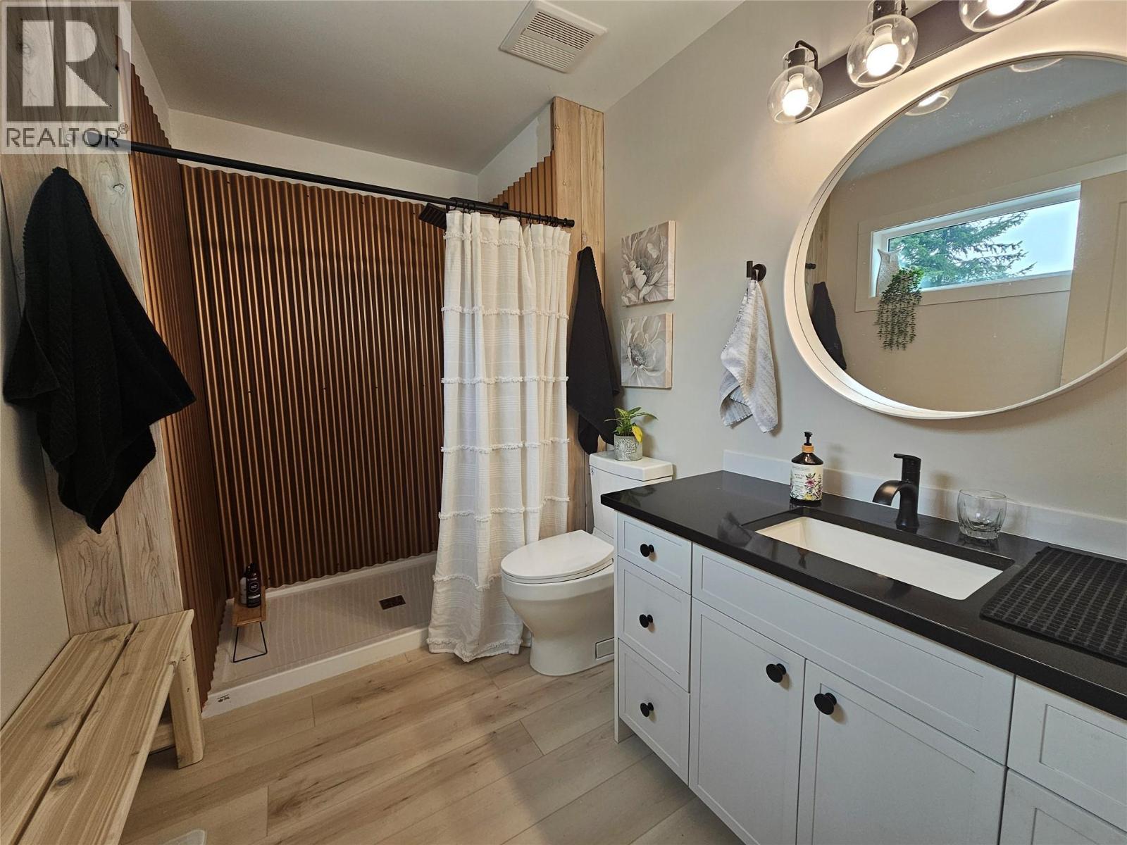 2545 Panoramic Way, Blind Bay, BC - Indoor Photo Showing Bathroom