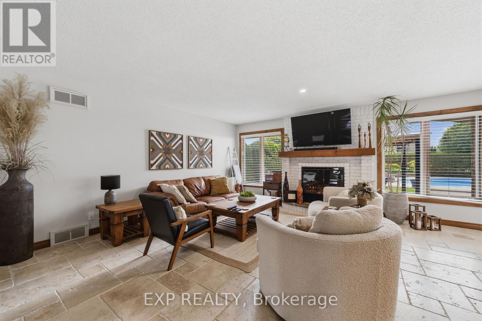 57 Valleyview Crescent, Thames Centre (Dorchester), ON - Indoor Photo Showing Living Room With Fireplace