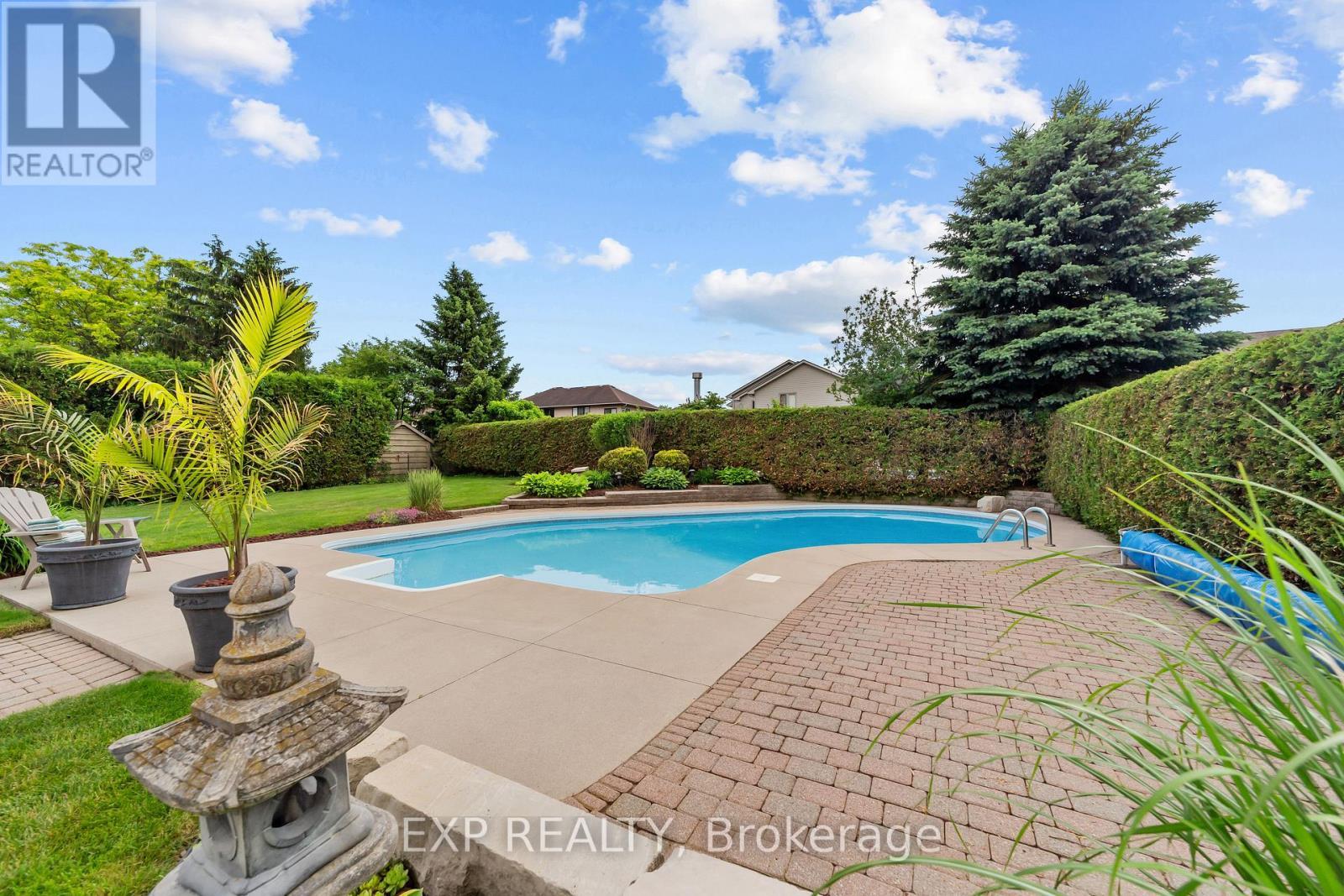 57 Valleyview Crescent, Thames Centre (Dorchester), ON - Outdoor With In Ground Pool With Backyard