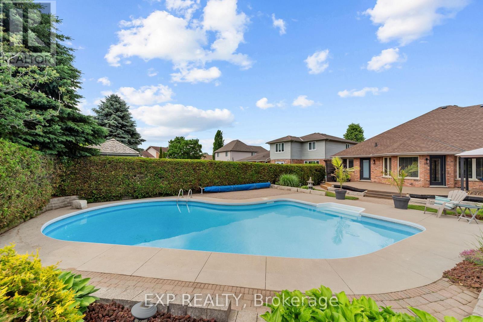 57 Valleyview Crescent, Thames Centre (Dorchester), ON - Outdoor With In Ground Pool With Deck Patio Veranda With Backyard