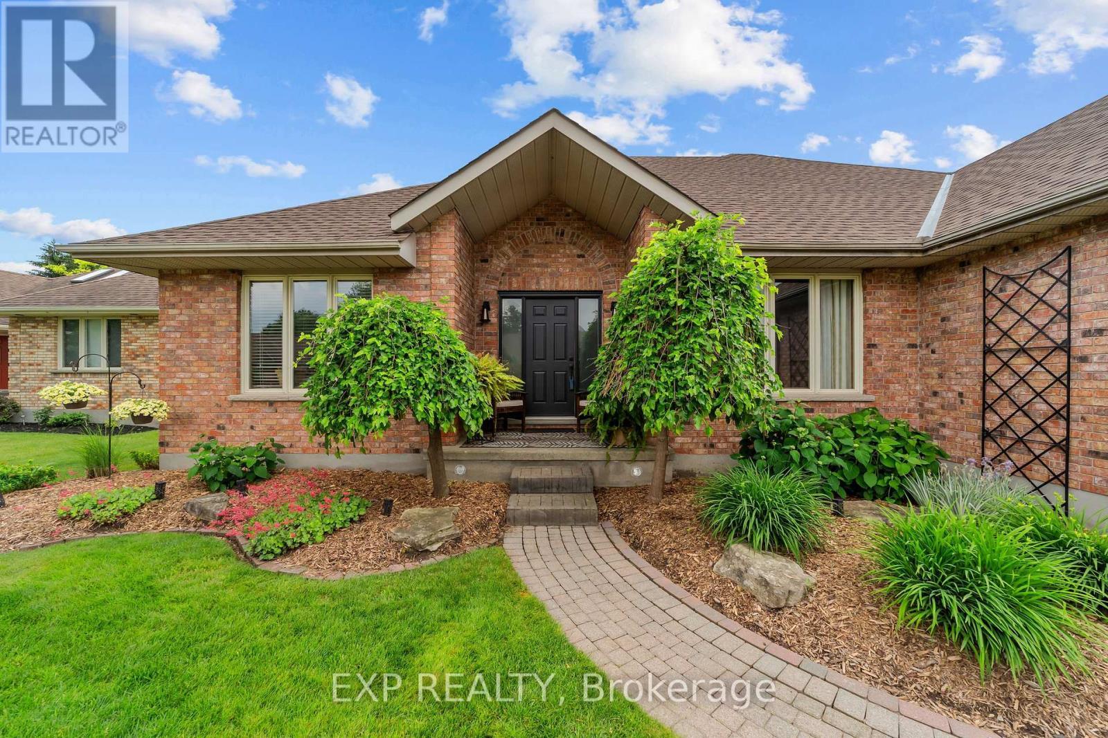 57 Valleyview Crescent, Thames Centre (Dorchester), ON - Outdoor