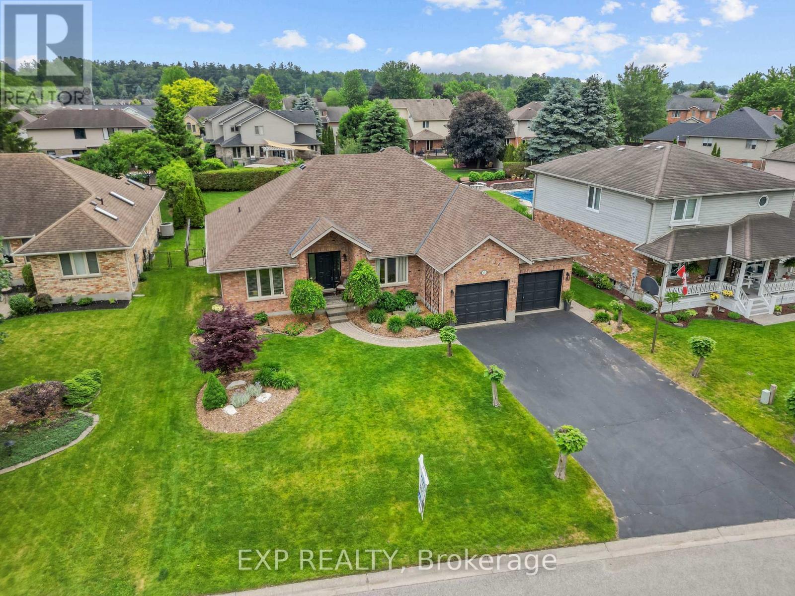 57 Valleyview Crescent, Thames Centre (Dorchester), ON - Outdoor With Facade