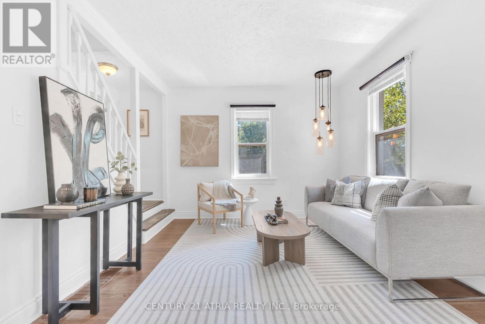 609 Pearson Street, Newmarket, ON - Indoor Photo Showing Living Room