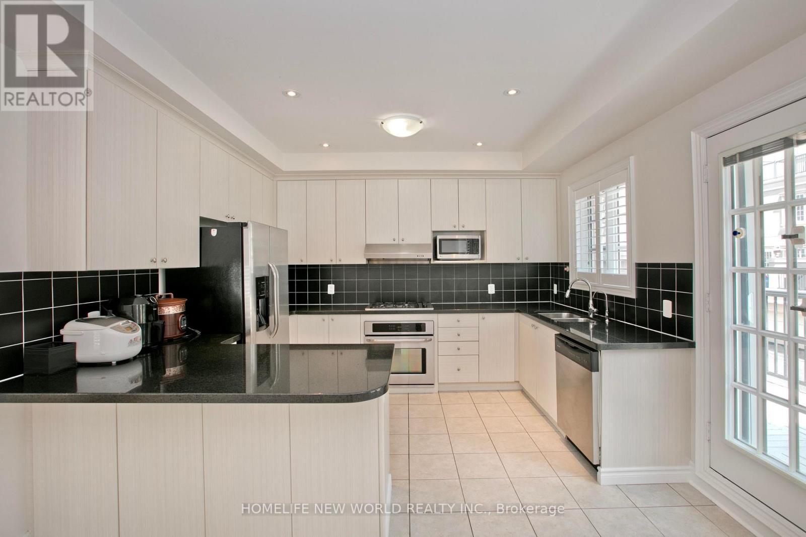 1 Mackenzie'S Stand Avenue, Markham, ON - Indoor Photo Showing Kitchen