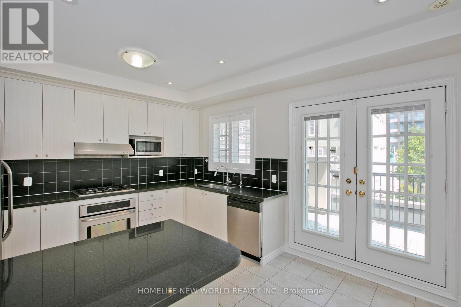 1 Mackenzie'S Stand Avenue, Markham, ON - Indoor Photo Showing Kitchen With Double Sink With Upgraded Kitchen