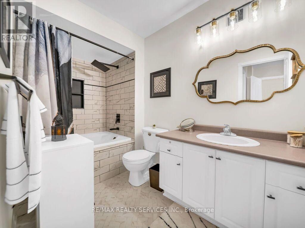 35 Peachleaf Crescent, Brampton, ON - Indoor Photo Showing Bathroom