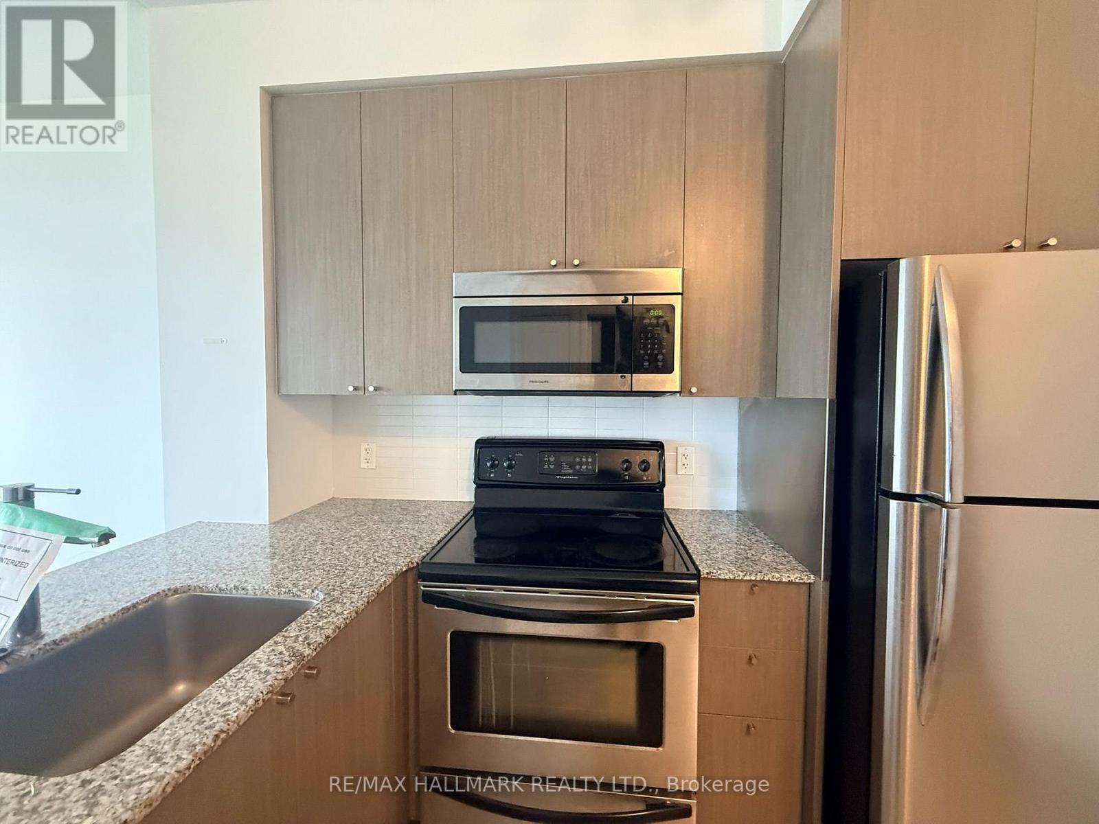2011 - 23 Sheppard Avenue E, Toronto, ON - Indoor Photo Showing Kitchen