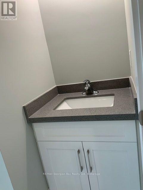 5 Oakwood Avenue S, Tiny, ON - Indoor Photo Showing Bathroom