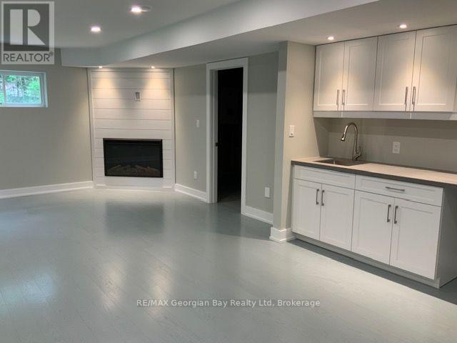 5 Oakwood Avenue S, Tiny, ON - Indoor With Fireplace