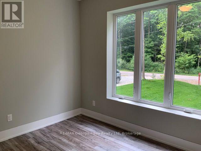 5 Oakwood Avenue S, Tiny, ON - Indoor Photo Showing Other Room