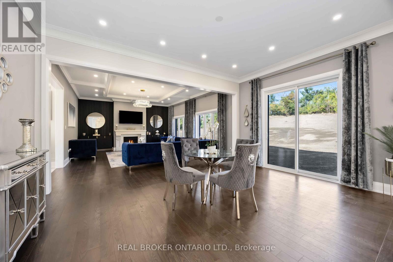 2236 Pemberton Way, Innisfil, ON - Indoor Photo Showing Dining Room