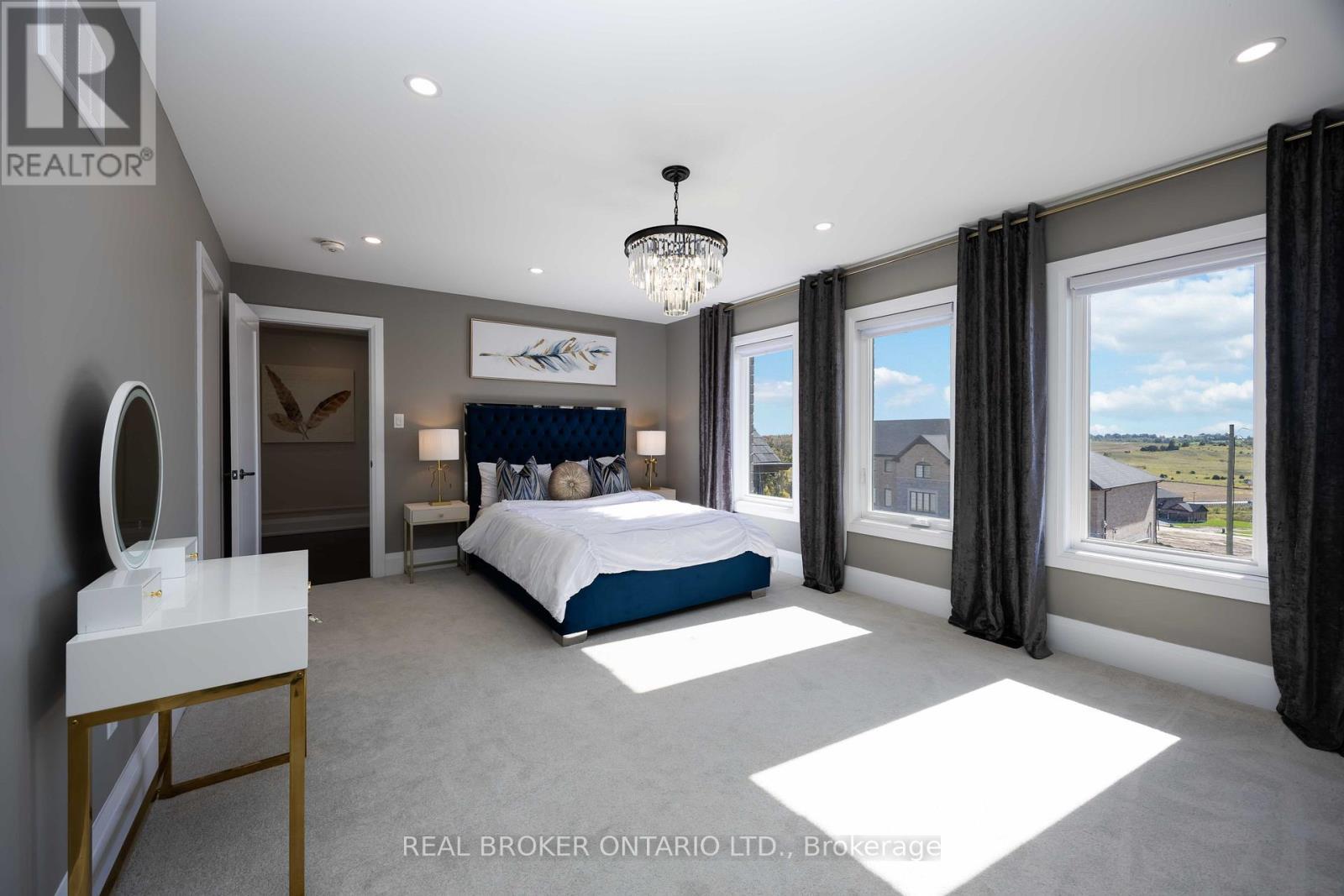 2236 Pemberton Way, Innisfil, ON - Indoor Photo Showing Bedroom