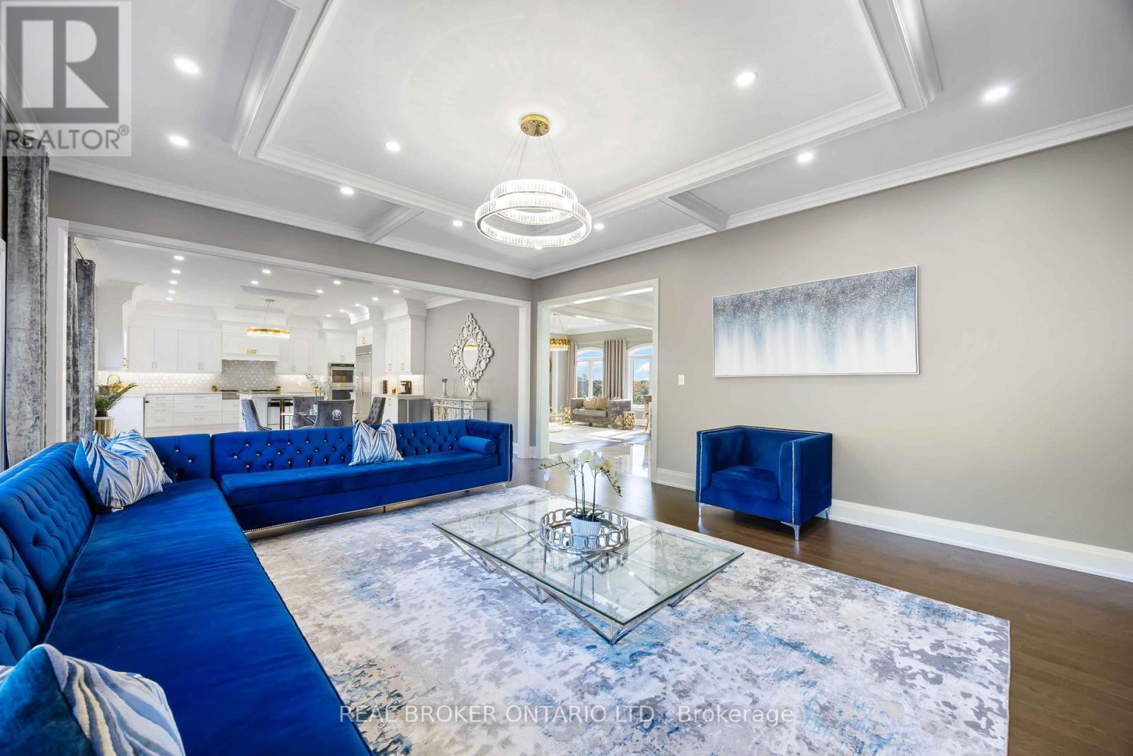 2236 Pemberton Way, Innisfil, ON - Indoor Photo Showing Living Room