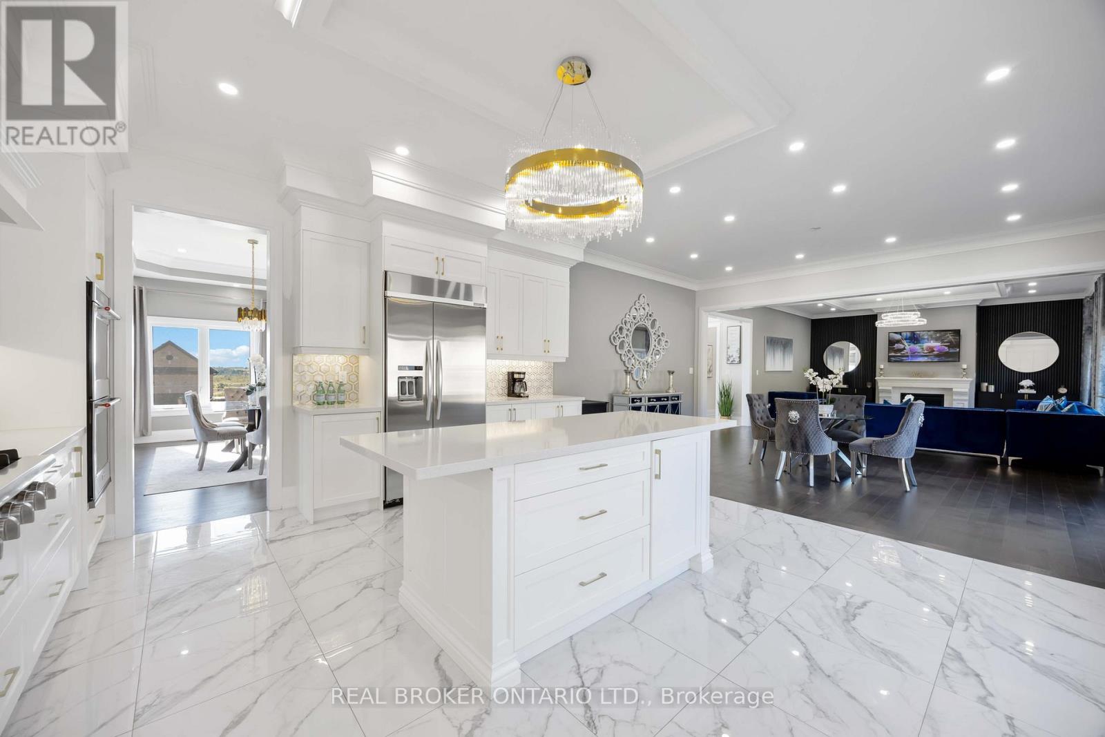 2236 Pemberton Way, Innisfil, ON - Indoor Photo Showing Kitchen With Upgraded Kitchen