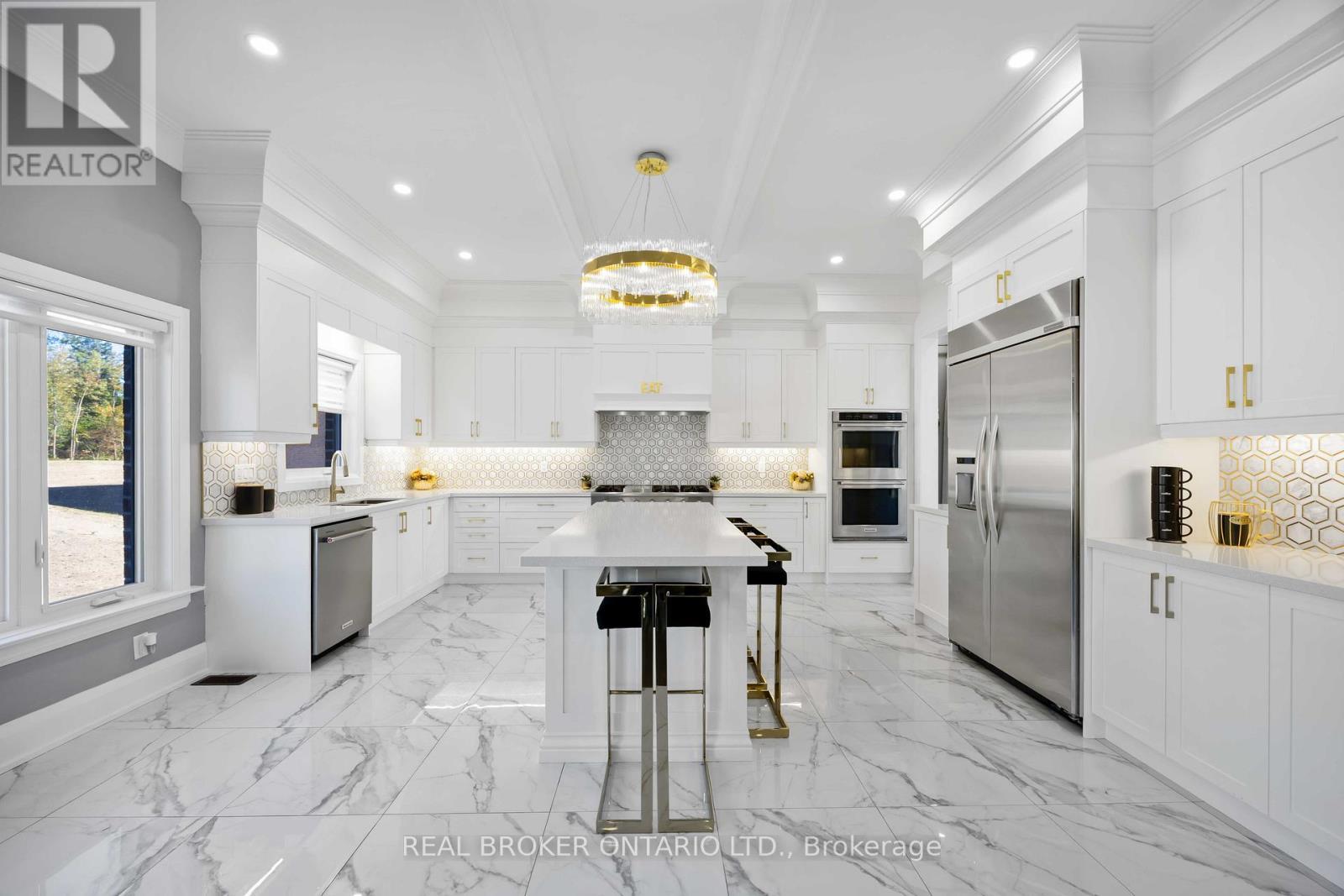 2236 Pemberton Way, Innisfil, ON - Indoor Photo Showing Kitchen With Upgraded Kitchen
