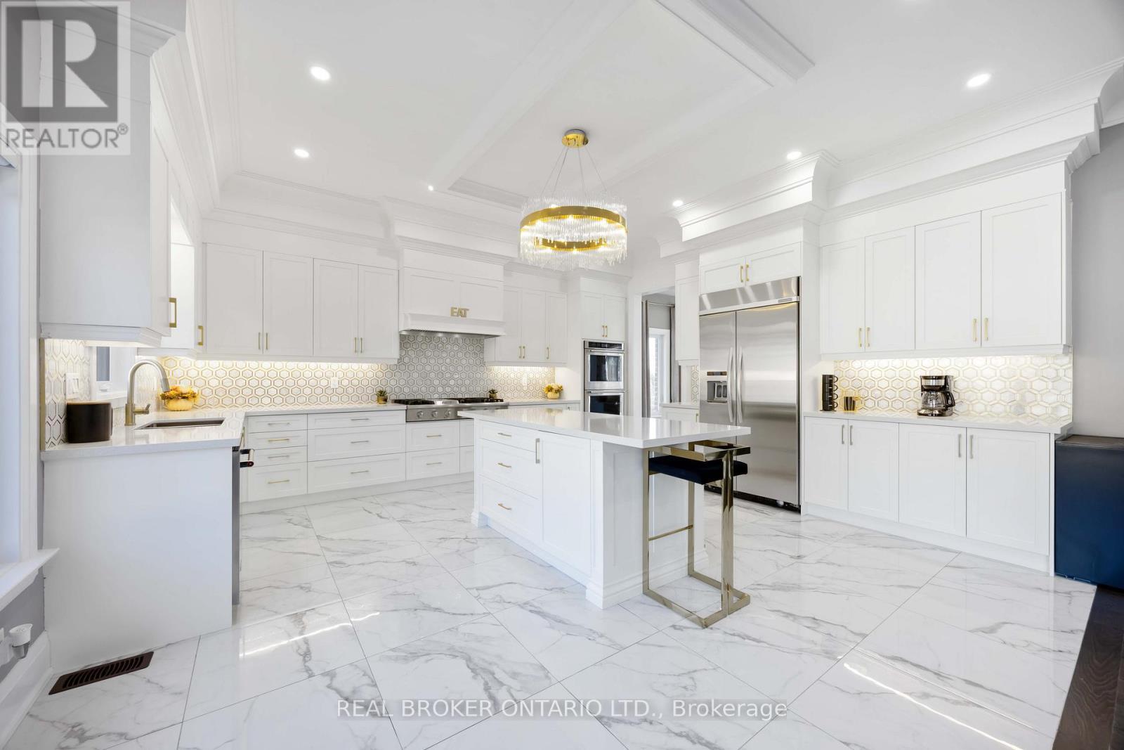 2236 Pemberton Way, Innisfil, ON - Indoor Photo Showing Kitchen With Upgraded Kitchen