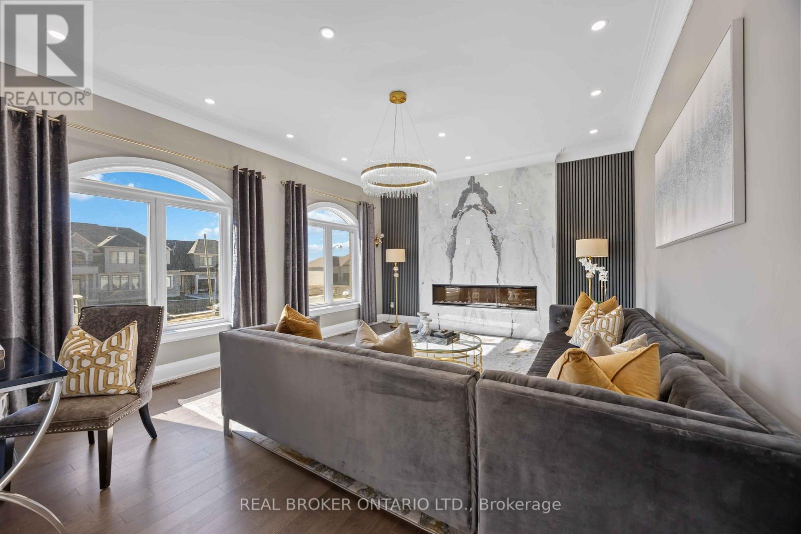 2236 Pemberton Way, Innisfil, ON - Indoor Photo Showing Living Room