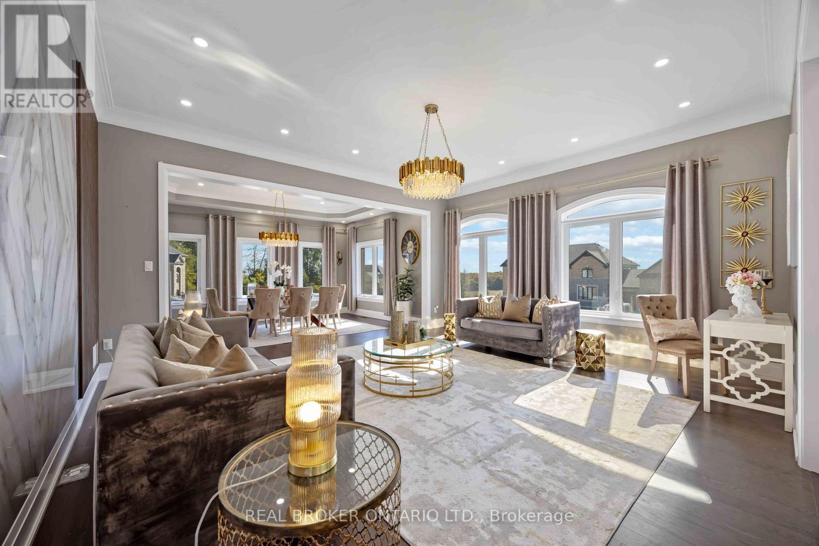 2236 Pemberton Way, Innisfil, ON - Indoor Photo Showing Living Room
