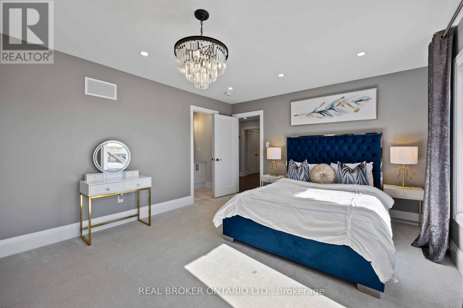 2236 Pemberton Way, Innisfil, ON - Indoor Photo Showing Bedroom