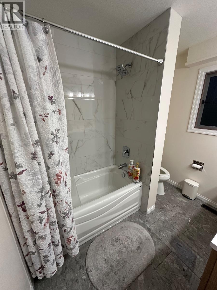 5128 44 Place Ne, Chetwynd, BC - Indoor Photo Showing Bathroom