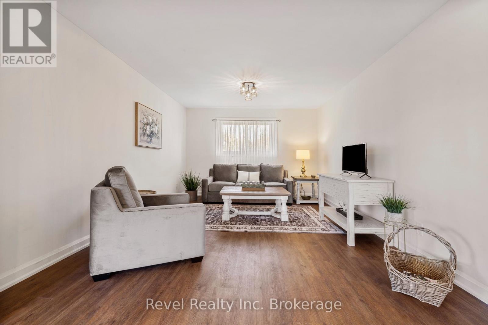 4205 Highway 17 E, Papineau-Cameron (Papineau Cameron), ON - Indoor Photo Showing Living Room