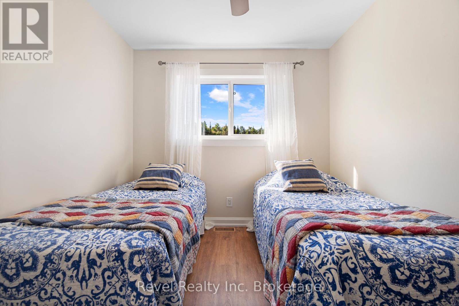 4205 Highway 17 E, Papineau-Cameron (Papineau Cameron), ON - Indoor Photo Showing Bedroom