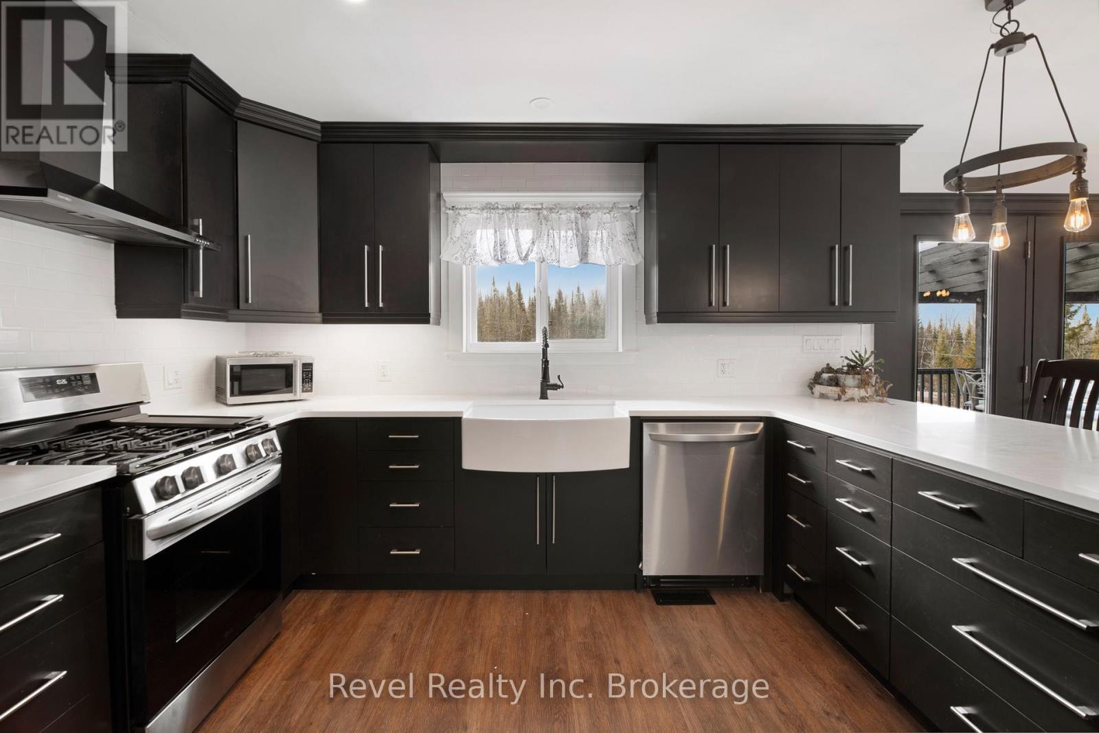 4205 Highway 17 E, Papineau-Cameron (Papineau Cameron), ON - Indoor Photo Showing Kitchen With Stainless Steel Kitchen With Upgraded Kitchen