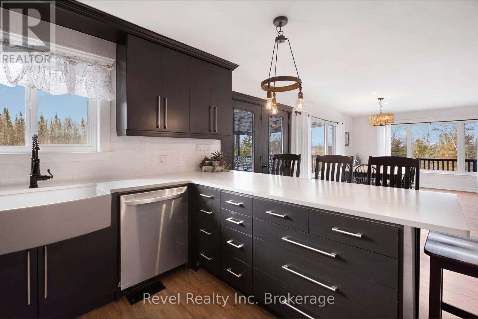 4205 Highway 17 E, Papineau-Cameron (Papineau Cameron), ON - Indoor Photo Showing Kitchen