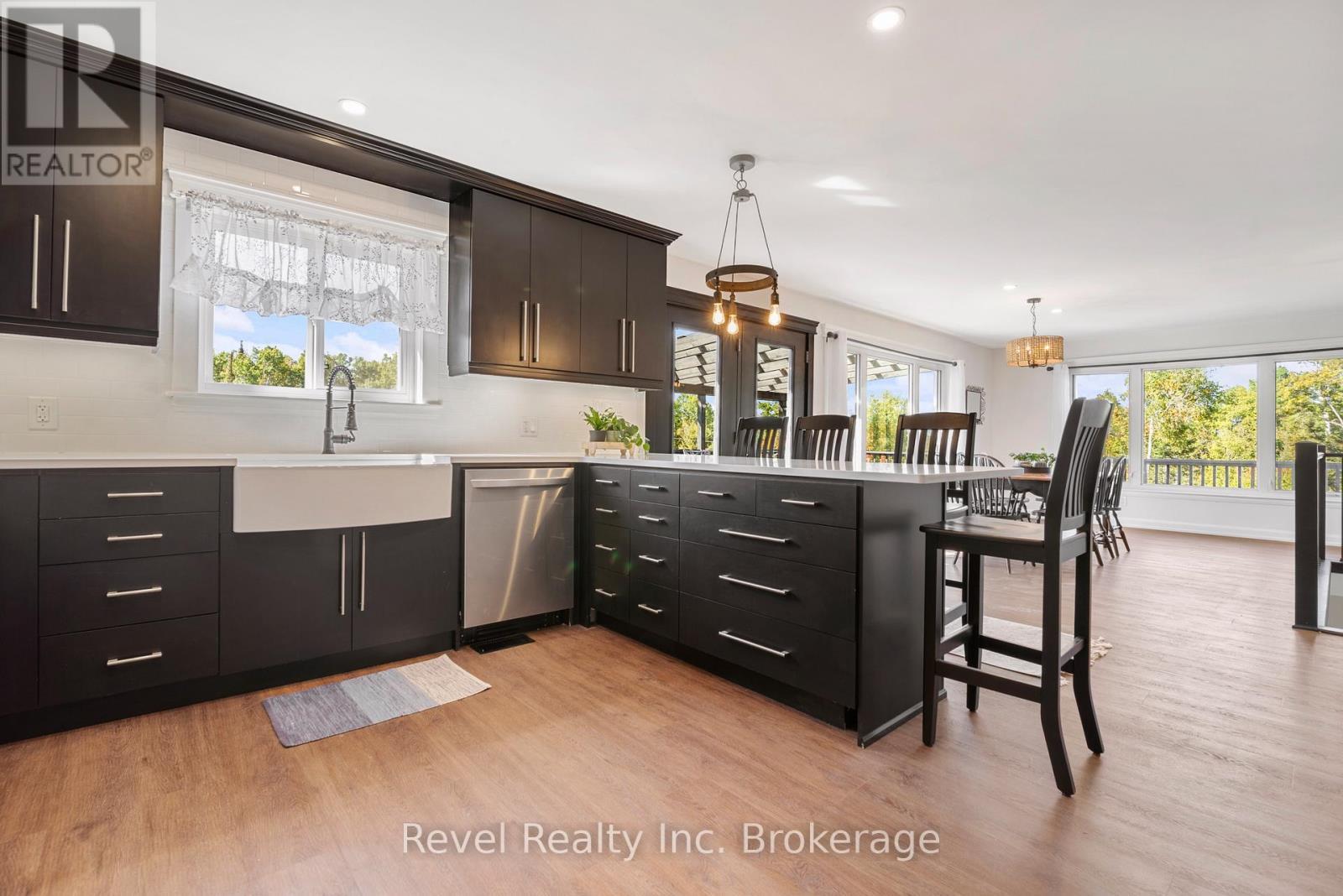 4205 Highway 17 E, Papineau-Cameron (Papineau Cameron), ON - Indoor Photo Showing Kitchen With Upgraded Kitchen