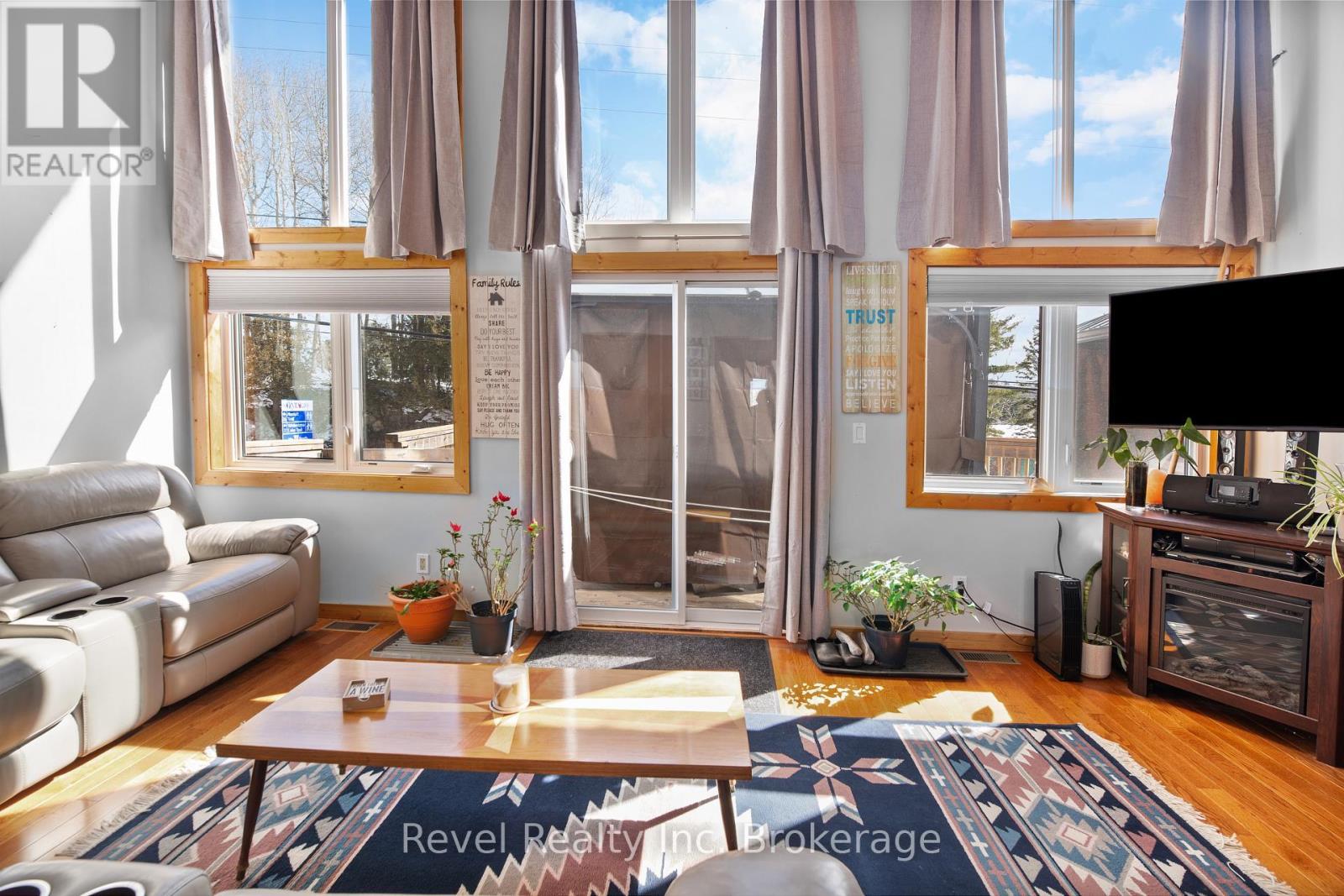 2242 Highway 124, Whitestone (Dunchurch), ON - Indoor Photo Showing Living Room