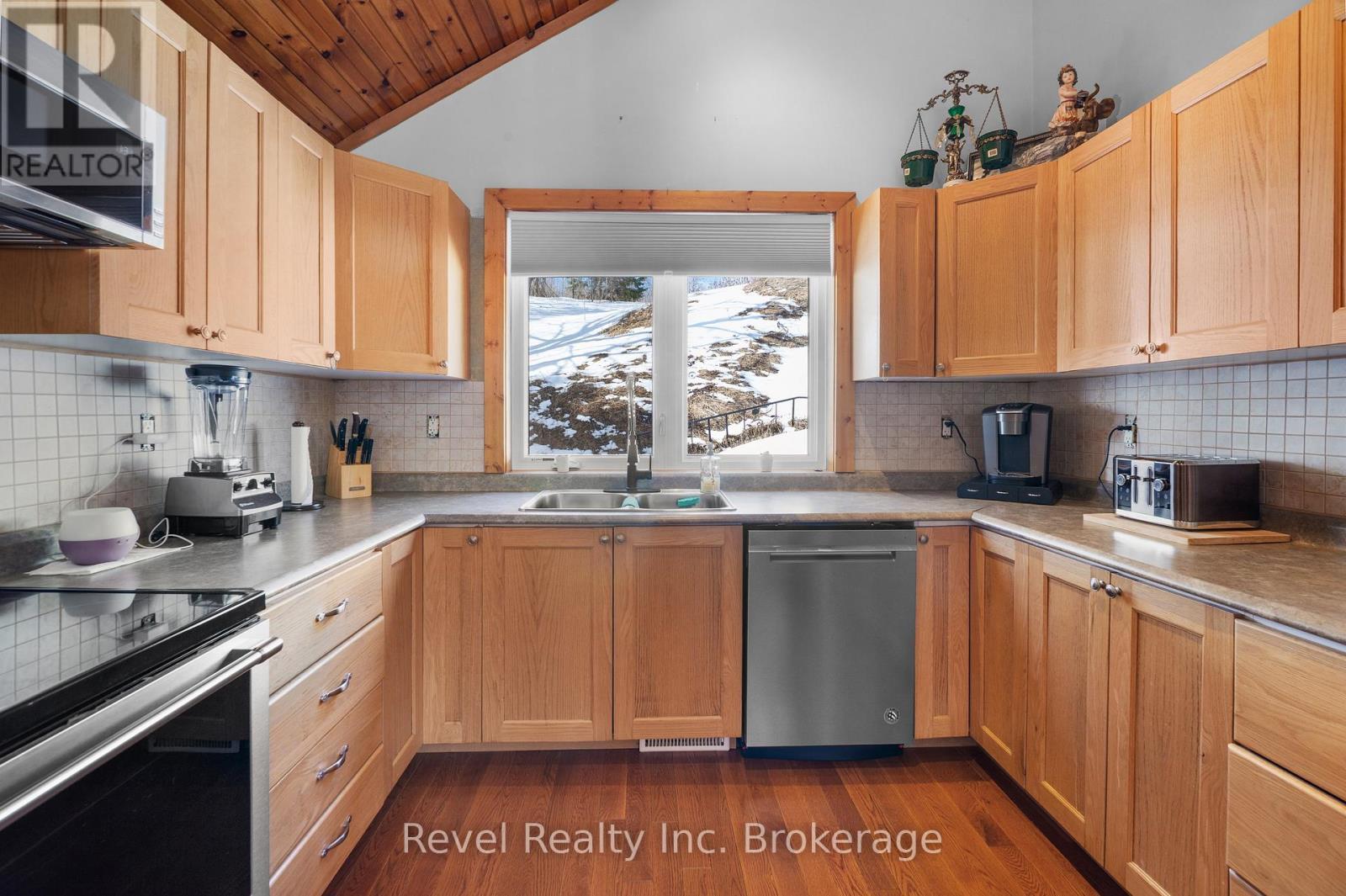 2242 Highway 124, Whitestone (Dunchurch), ON - Indoor Photo Showing Kitchen With Double Sink