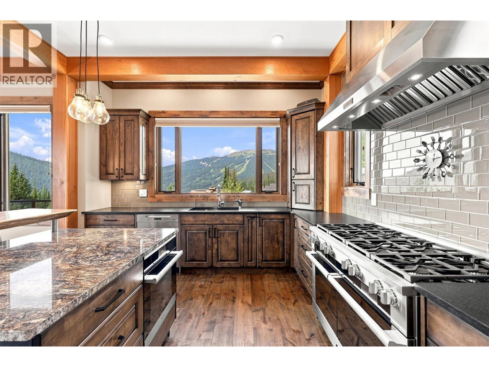 5419 Lookout Ridge Place, Sun Peaks, BC - Indoor Photo Showing Kitchen With Double Sink With Upgraded Kitchen