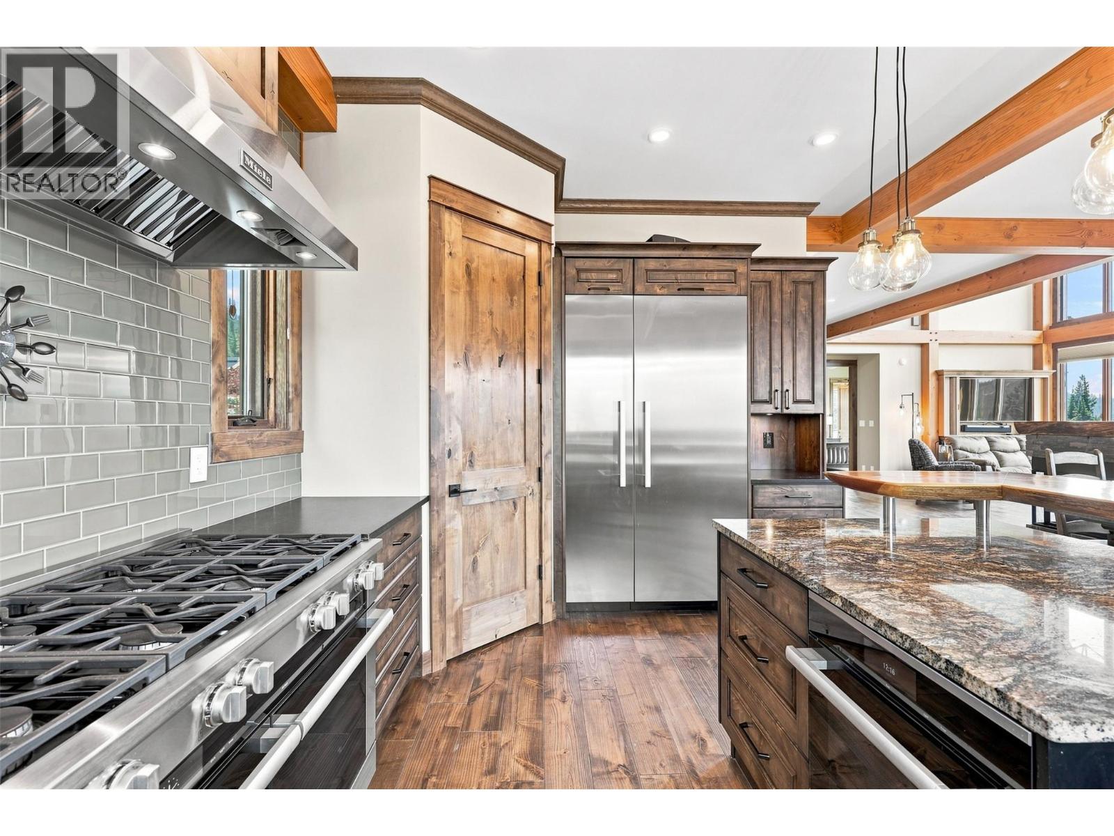 5419 Lookout Ridge Place, Sun Peaks, BC - Indoor Photo Showing Kitchen With Upgraded Kitchen