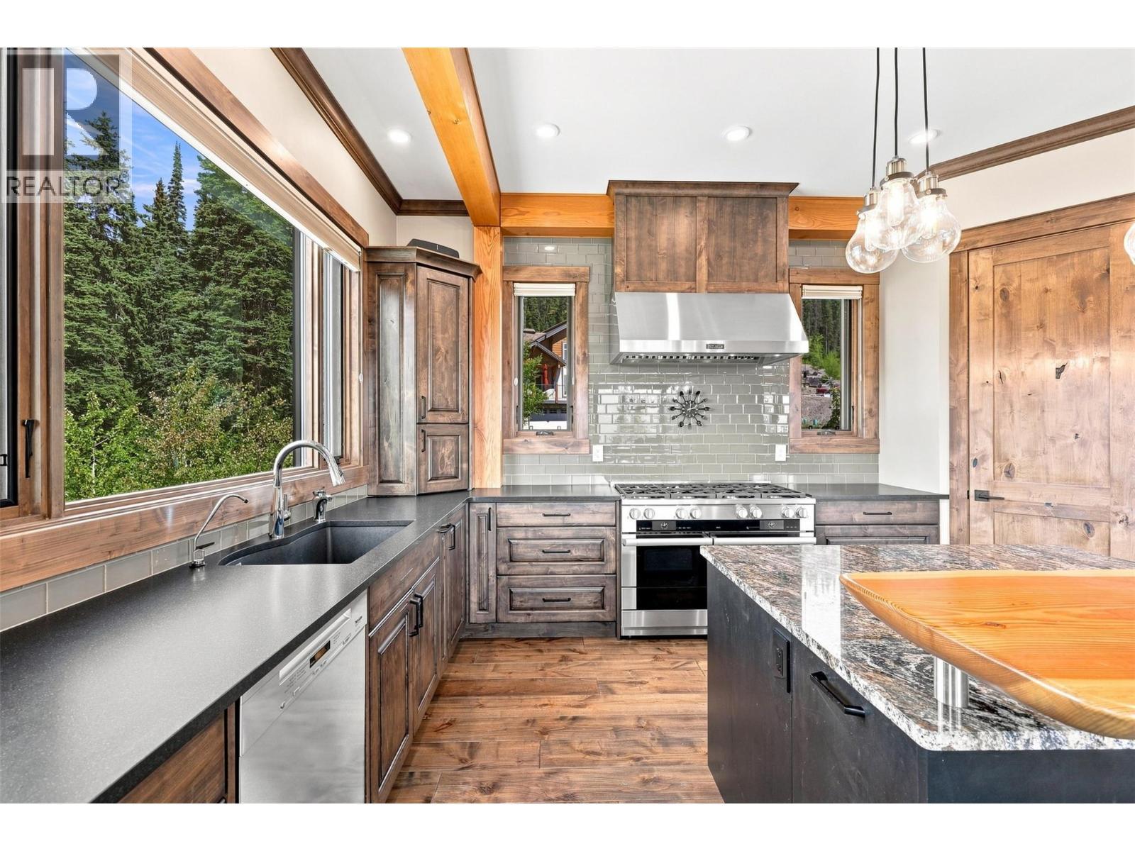 5419 Lookout Ridge Place, Sun Peaks, BC - Indoor Photo Showing Kitchen With Upgraded Kitchen