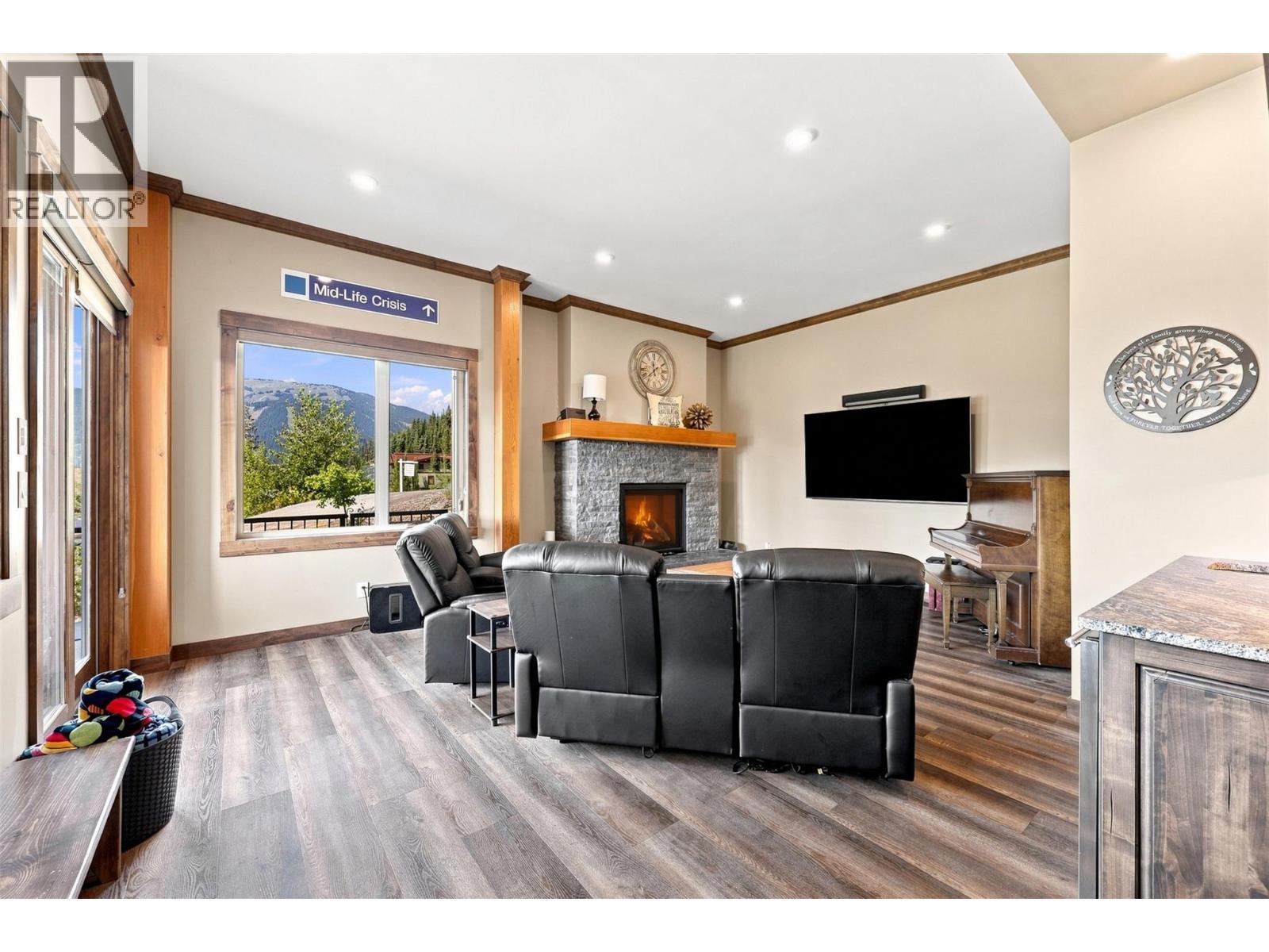 5419 Lookout Ridge Place, Sun Peaks, BC - Indoor With Fireplace
