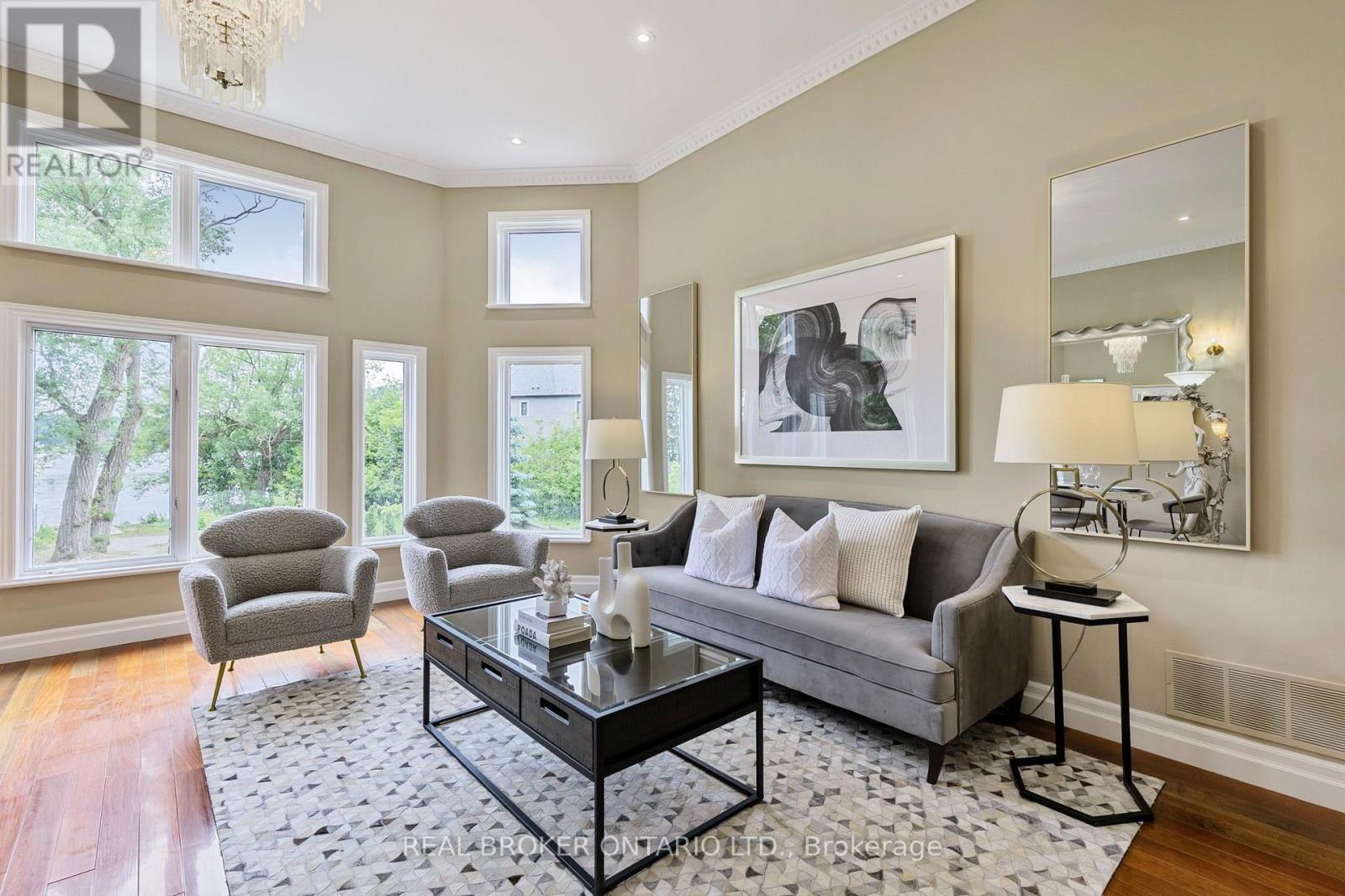 429 North Lake Road, Richmond Hill, ON - Indoor Photo Showing Living Room