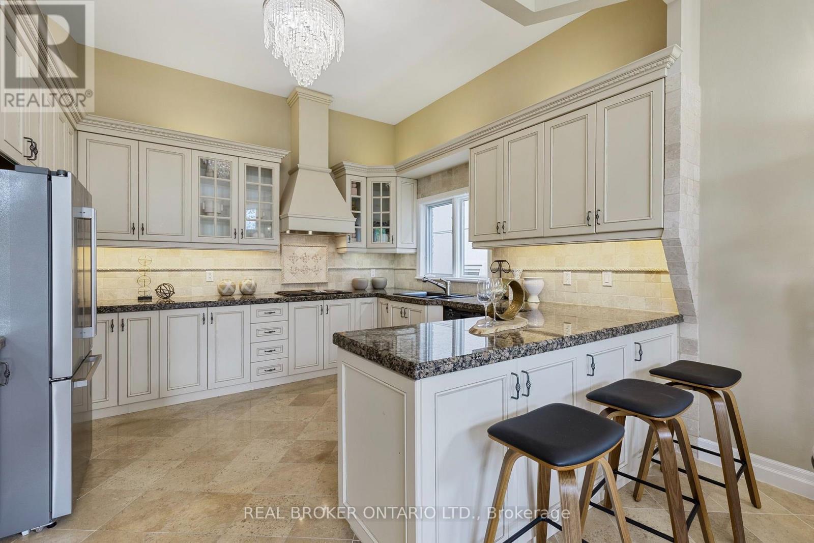 429 North Lake Road, Richmond Hill, ON - Indoor Photo Showing Kitchen With Upgraded Kitchen