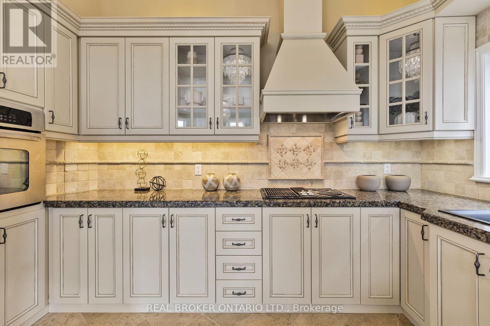 429 North Lake Road, Richmond Hill, ON - Indoor Photo Showing Kitchen With Upgraded Kitchen