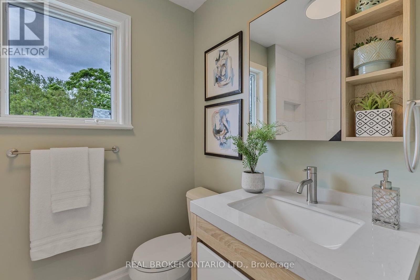 429 North Lake Road, Richmond Hill, ON - Indoor Photo Showing Bathroom