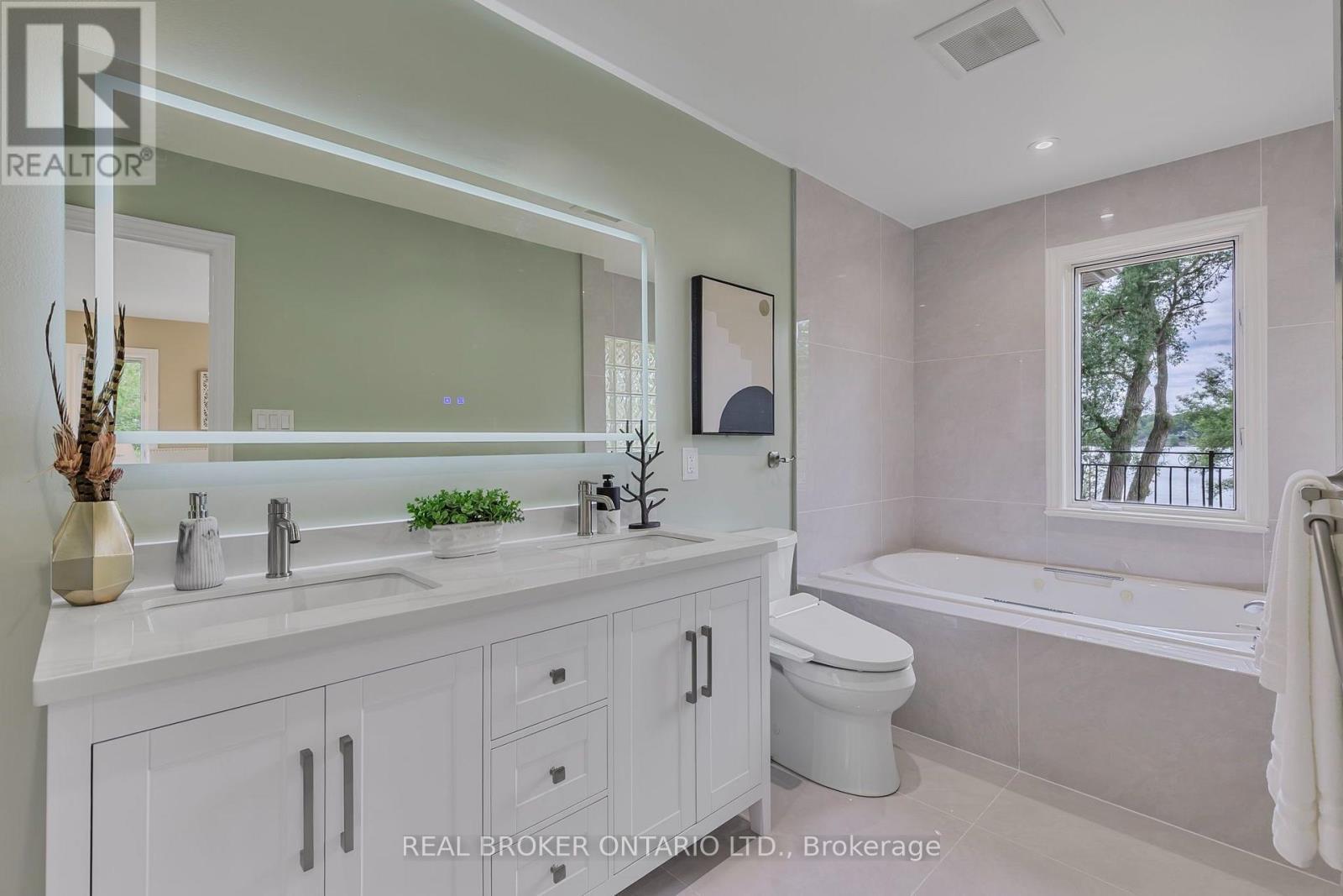 429 North Lake Road, Richmond Hill, ON - Indoor Photo Showing Bathroom