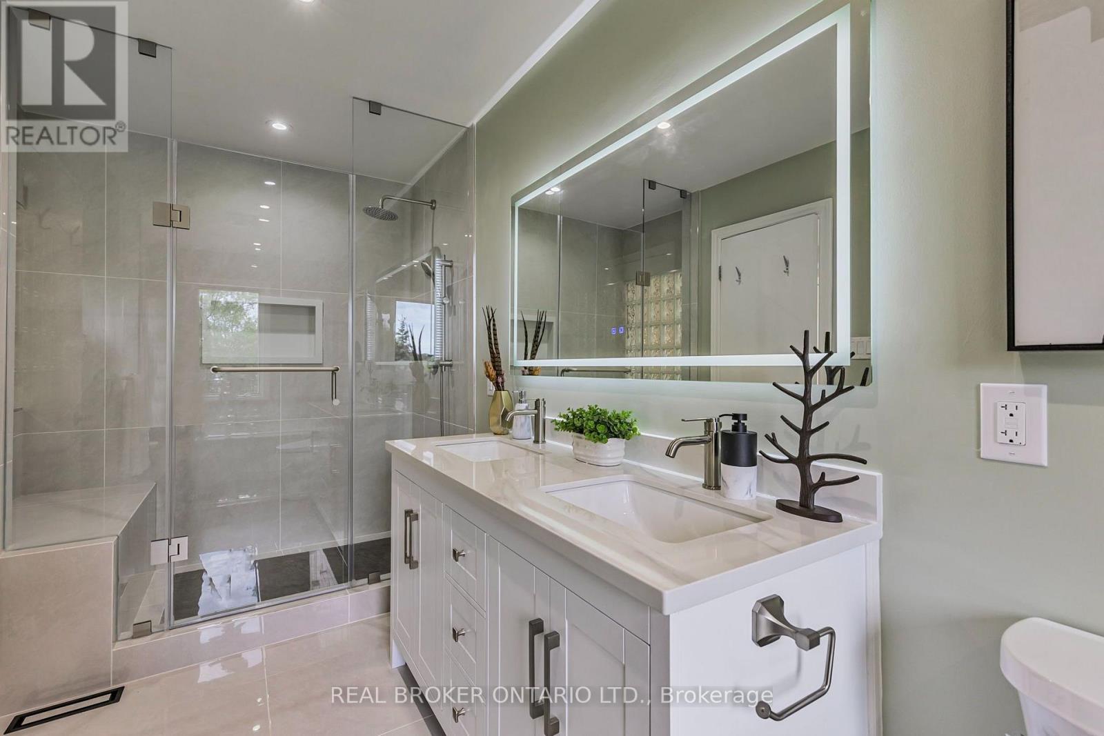 429 North Lake Road, Richmond Hill, ON - Indoor Photo Showing Bathroom