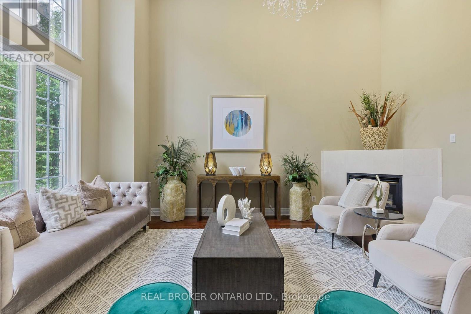 429 North Lake Road, Richmond Hill, ON - Indoor Photo Showing Living Room