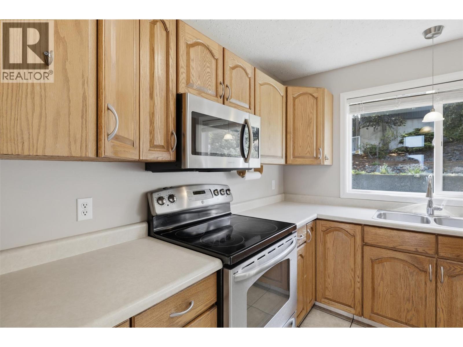 862 Greybriar Court, Kamloops, BC - Indoor Photo Showing Kitchen With Double Sink