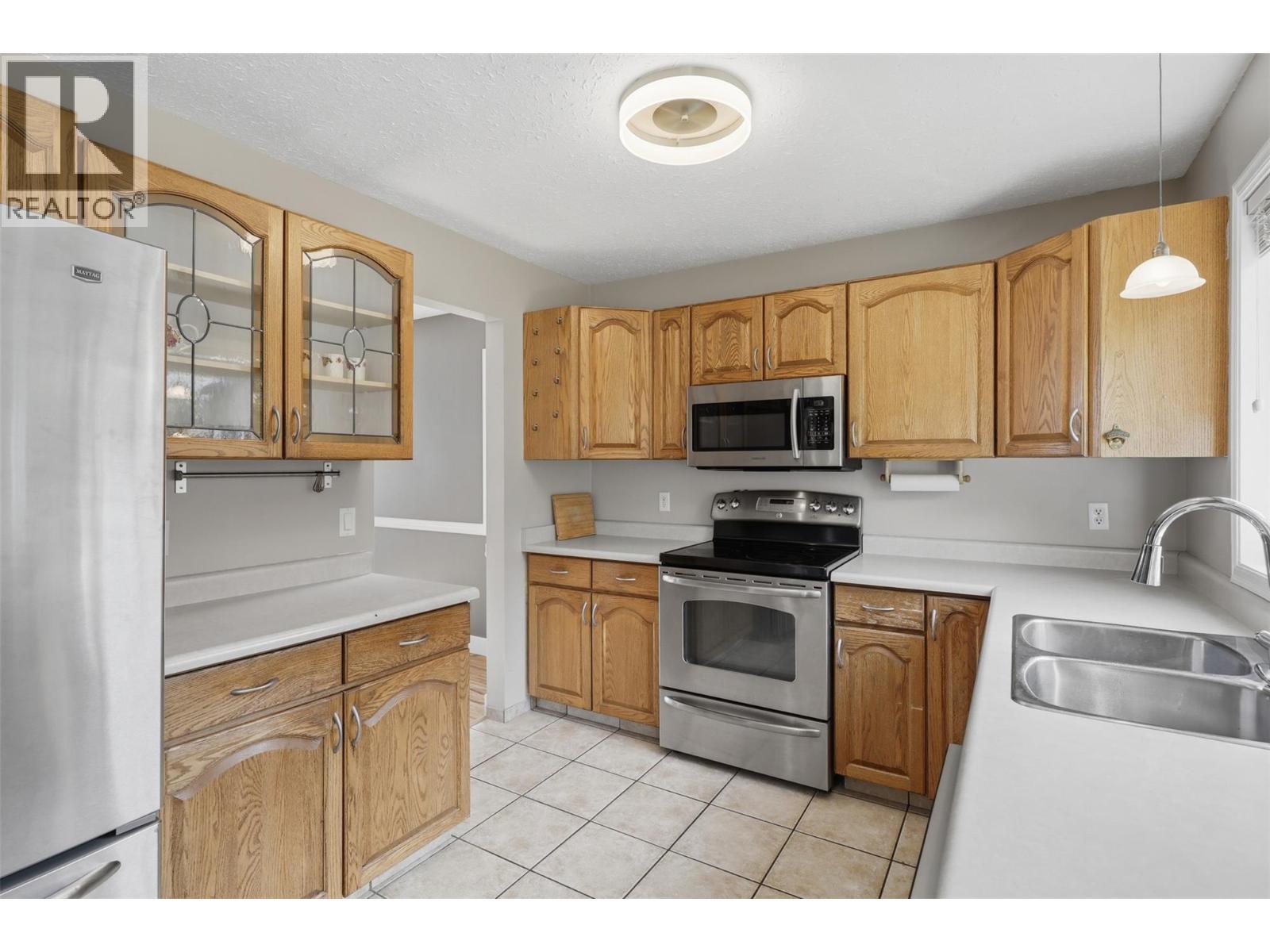 862 Greybriar Court, Kamloops, BC - Indoor Photo Showing Kitchen With Double Sink