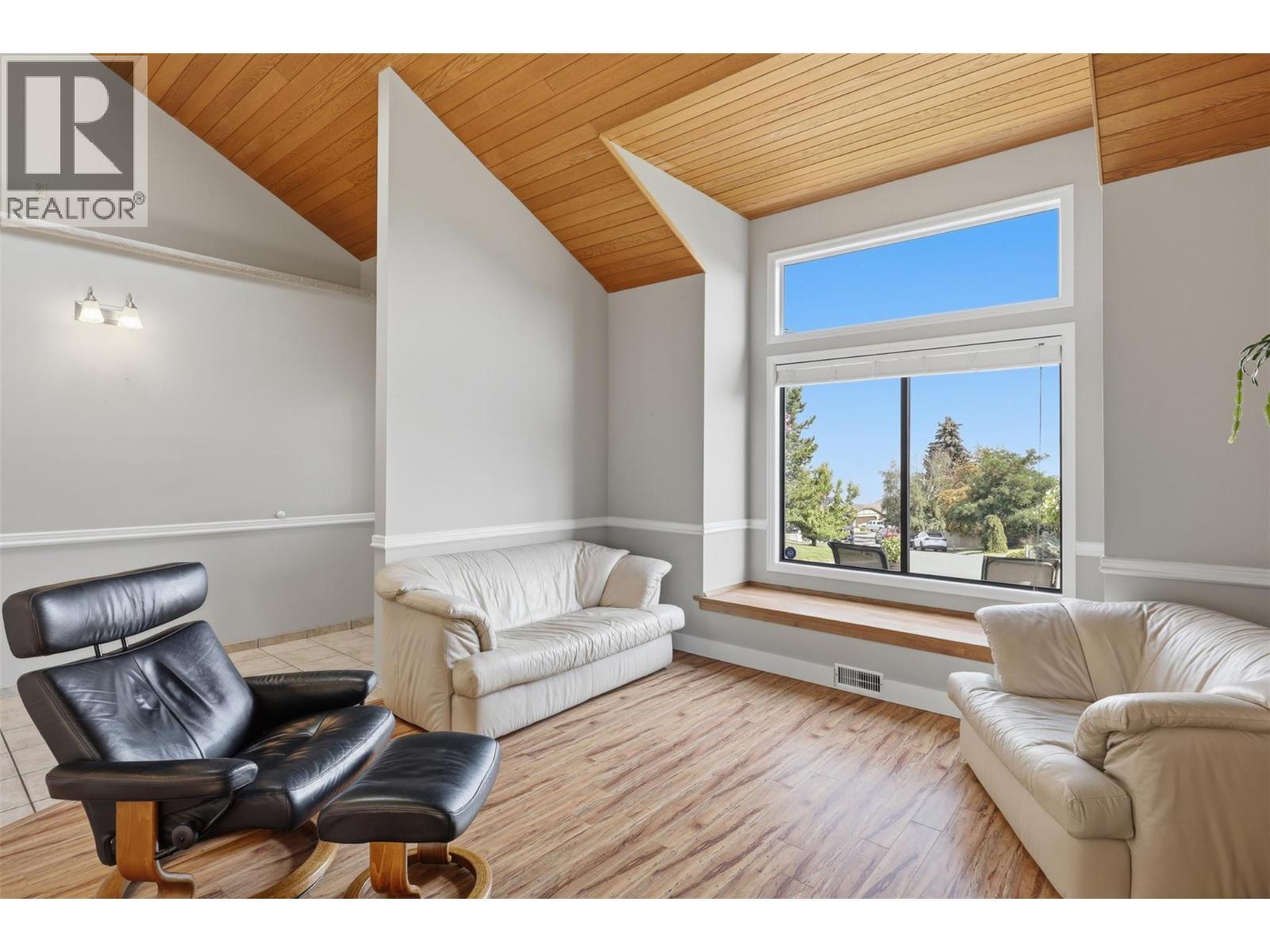 862 Greybriar Court, Kamloops, BC - Indoor Photo Showing Living Room