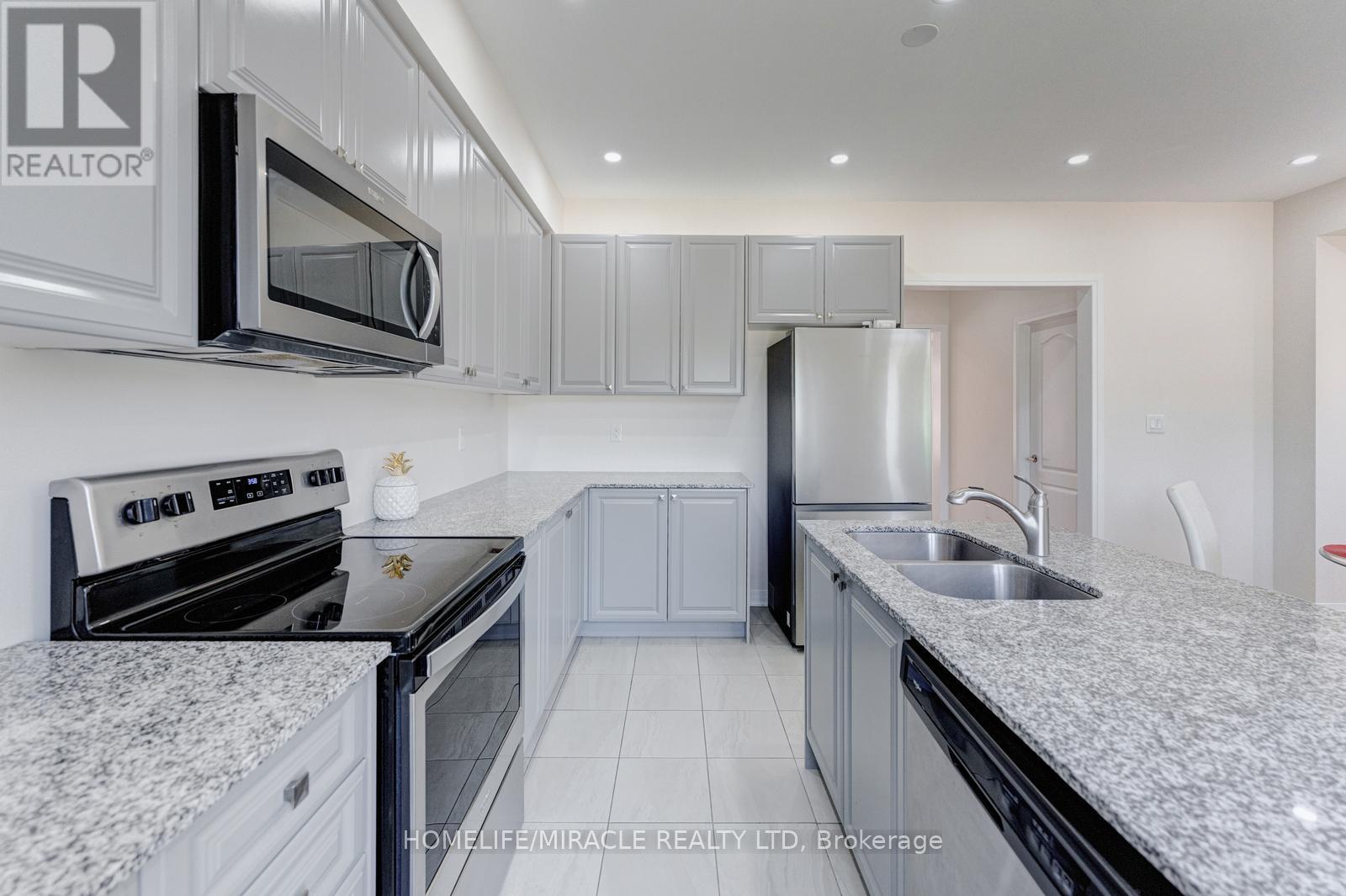 12 - 172 Parkinson Crescent, Orangeville, ON - Indoor Photo Showing Kitchen With Double Sink With Upgraded Kitchen