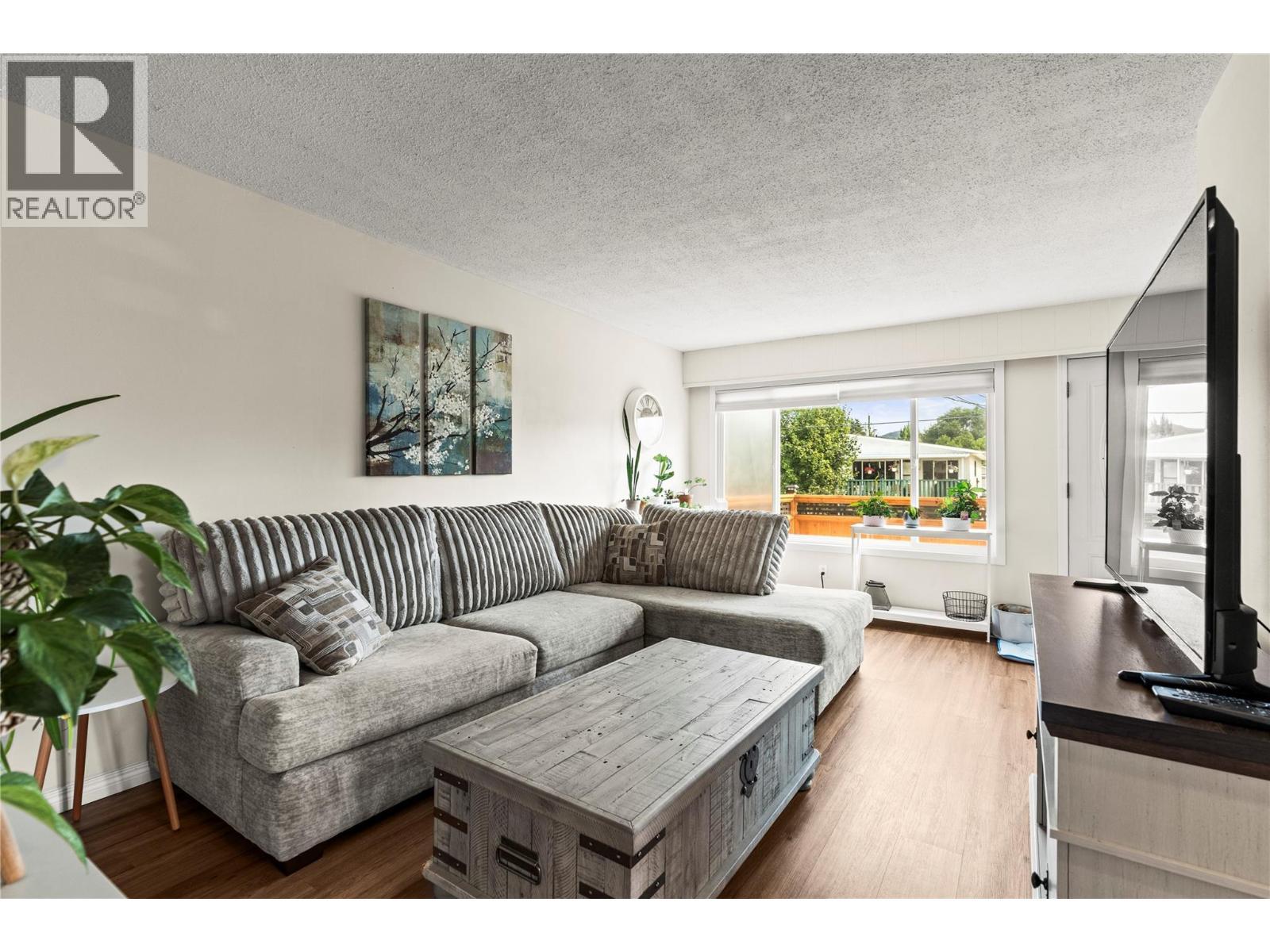 4400 15 Avenue, Vernon, BC - Indoor Photo Showing Living Room